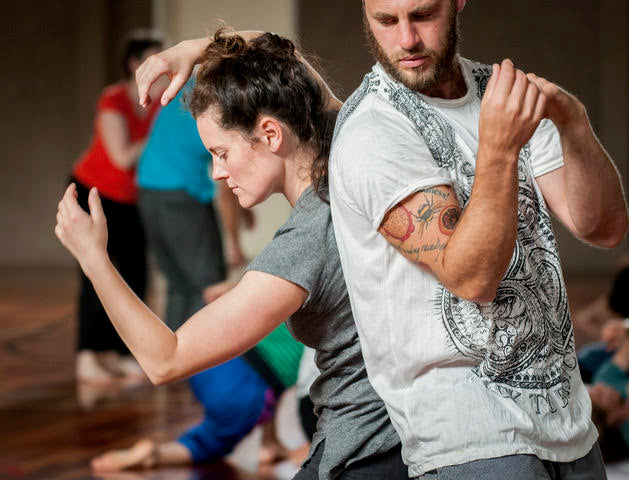 Avec Qui Est Ce Que Vous Dansez? Contact Improvisation et Vos Sens